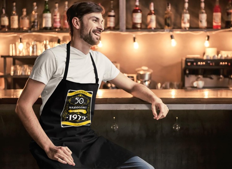 Fartuch na 60 urodziny prezent urodzinowy z napisem ŻYCIE ZACZYNA SIĘ PO 60-TCE NARODZINY LEGENDY 1965 (2).jpg