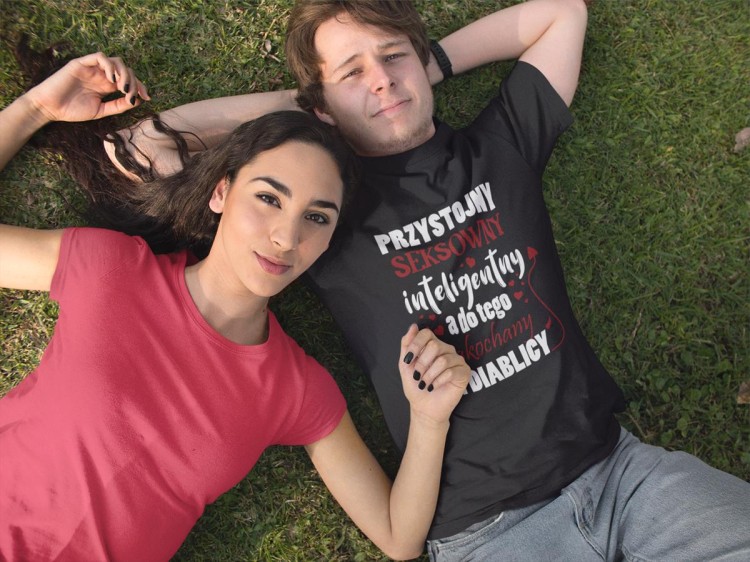 Koszulka dla Chłopaka modny prezent na Walentynki lub Urodziny stylowa koszulka z napisem Przystojny, seksowny, inteligentny, a do tego zakochany w diablicy (4).jpg