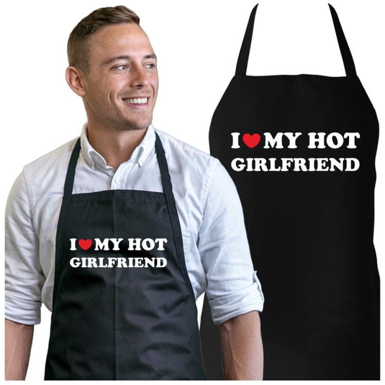 FARTUCH DLA CHŁOPAKA MĘŻA PREZENT NA WALENTYNKI z napisem I 3 my hot girlfriend (2).jpg