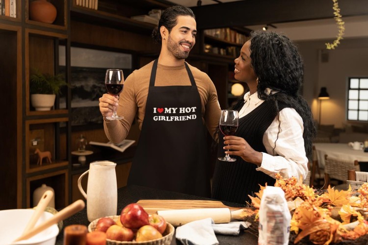 FARTUCH DLA CHŁOPAKA MĘŻA PREZENT NA WALENTYNKI z napisem I 3 my hot girlfriend (1).jpg