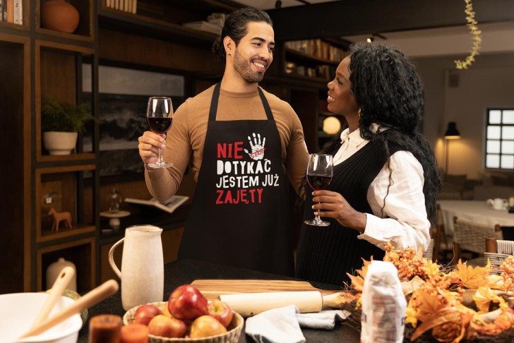 FARTUCH DLA CHŁOPAKA MĘŻA PREZENT NA WALENTYNKI z napisem NIE DOTYKAĆ JESTEM JUŻ ZAJĘTY (2).jpg