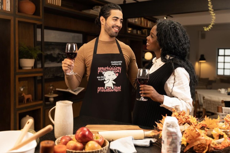 FARTUCH DLA CHŁOPAKA MĘŻA PREZENT NA WALENTYNKI z napisem Codziennie budzę się przystojniejszy, ale dzisiaj to już przesadziłem (1).jpg