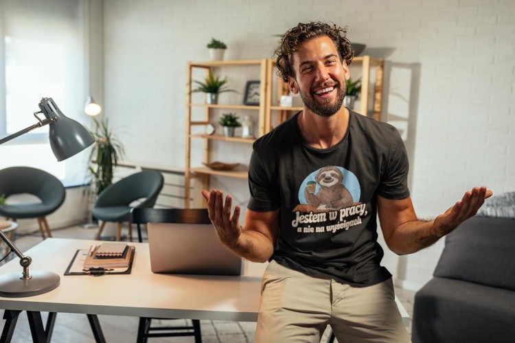 KOSZULKA ZABAWNA NA KAŻDĄ OKAZJE Z NAPISEM JESTEM W PRACY, A NIE NA WYŚCIGACH (4).jpg