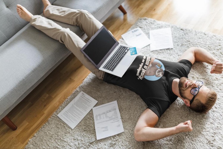 KOSZULKA ZABAWNA NA KAŻDĄ OKAZJE Z NAPISEM JESTEM W PRACY, A NIE NA WYŚCIGACH (5).jpg