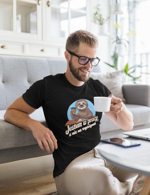 KOSZULKA ZABAWNA NA KAŻDĄ OKAZJE Z NAPISEM JESTEM W PRACY, A NIE NA WYŚCIGACH (1).jpg
