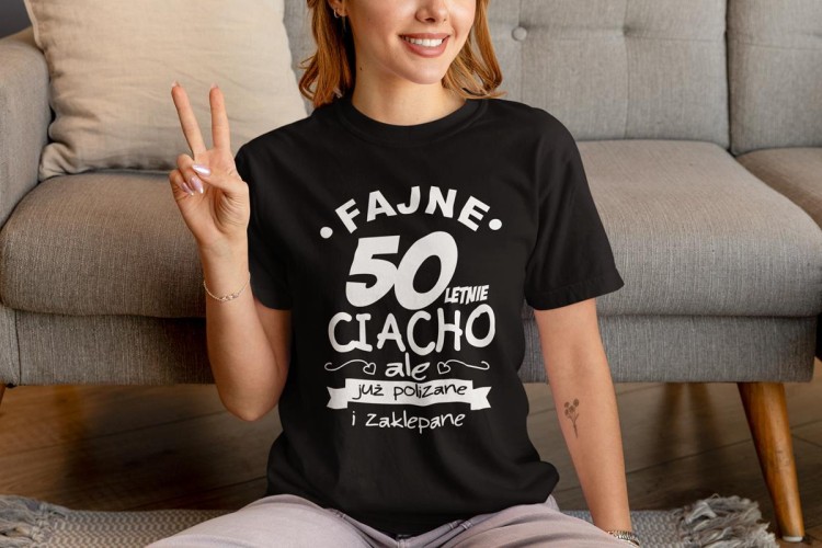 KOSZULKA NA 50 URODZINY FAJNE 50 LETNIE CIACHO, ALE JUŻ POLIZANE I ZAKLEPANE (1).jpg