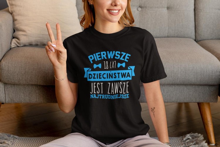 Koszulka damska dla kobiety na urodziny prezent na OSIEMNASTKĘ Pierwsze 18 lat dzieciństwa jest zawsze najtrudniejsze.  (1).jpg