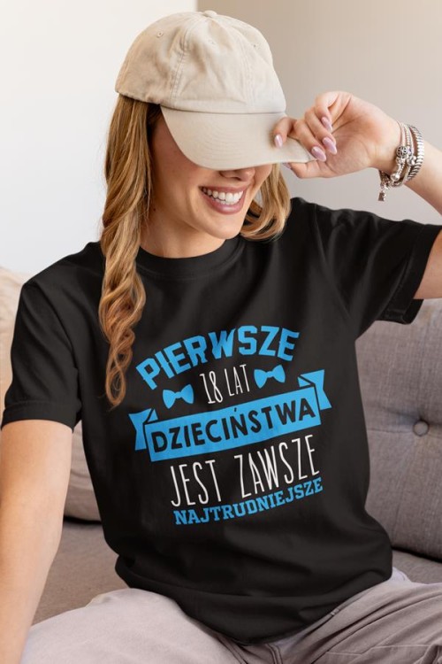 Koszulka damska dla kobiety na urodziny prezent na OSIEMNASTKĘ Pierwsze 18 lat dzieciństwa jest zawsze najtrudniejsze.  (2).jpg