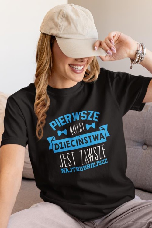 Koszulka damska dla kobiety na urodziny prezent NA CZTERDZIESTKĘ Pierwsze 40 lat dzieciństwa jest zawsze najtrudniejsze (2).jpg