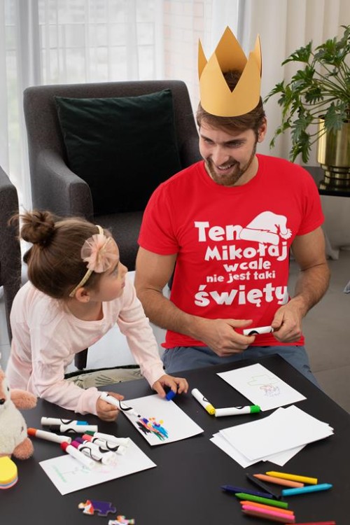 Koszulka świąteczna z napisem Ten Mikołaj nie jest wcale taki święty koszulka czerwona 2.jpg