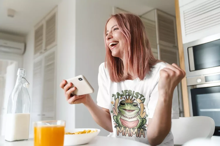 KOSZULKA dla Mamy na Dzień Matki z żabą z napisem ŻAJEBISTA MAMA kolor biały (6).webp