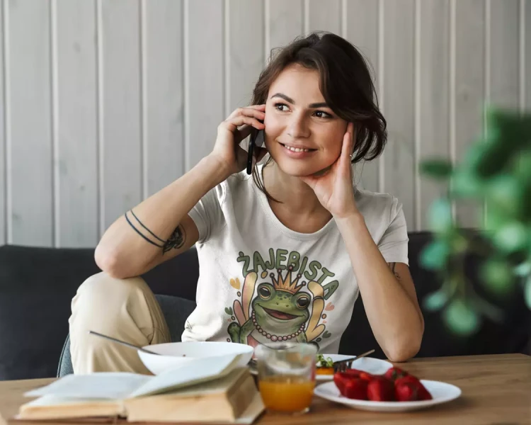 KOSZULKA dla Mamy na Dzień Matki z żabą z napisem ŻAJEBISTA MAMA kolor biały (7).webp