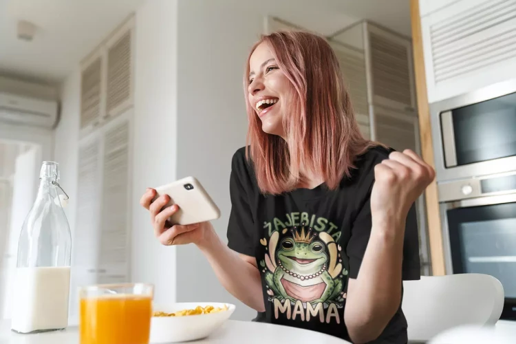 KOSZULKA dla Mamy na Dzień Matki z żabą z napisem ŻAJEBISTA MAMA kolor czarny (5).webp