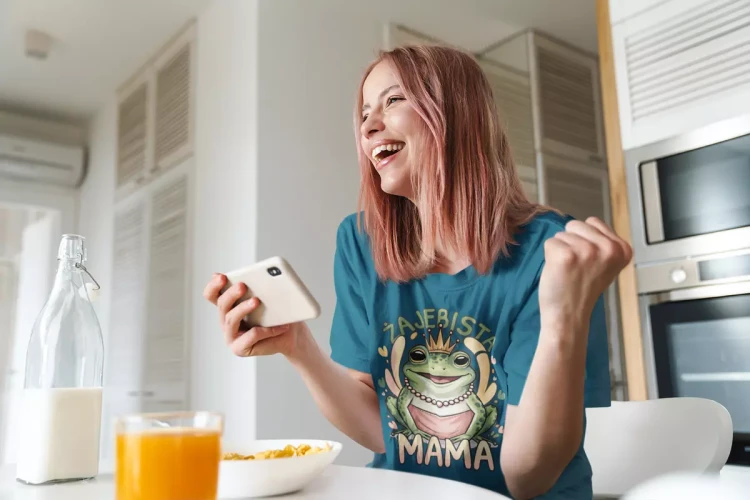 KOSZULKA dla Mamy na Dzień Matki z żabą z napisem ŻAJEBISTA MAMA kolor petrol (6).webp