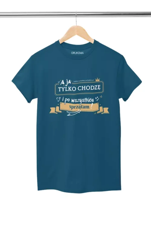 KOSZULKA dla Mamy na Dzień Matki z napisem A ja tylko chodzę i po wszystkich sprzątam KOLOR CZARNY PETROL BLUE (3).webp