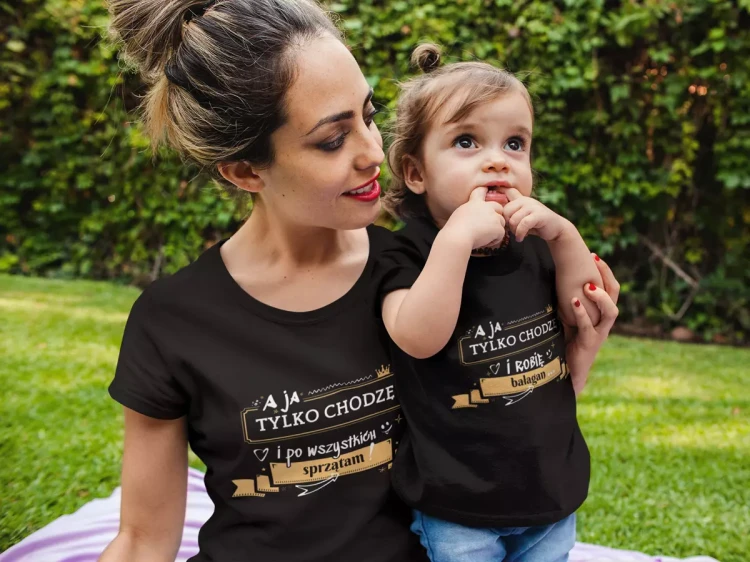 ZESTAW dla Mamy i Dziecka na Dzień Matki z napisem A ja tylko chodzę i po wszystkich sprzątam ORAZ A ja tylko chodzę i robię bałagan kolor czarny (4).webp