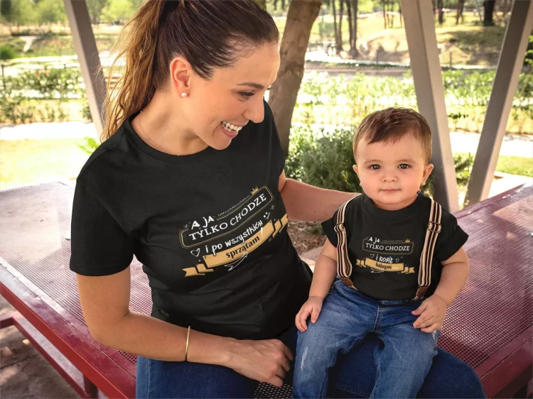 ZESTAW dla Mamy i Dziecka na Dzień Matki z napisem A ja tylko chodzę i po wszystkich sprzątam ORAZ A ja tylko chodzę i robię bałagan kolor czarny (6).webp