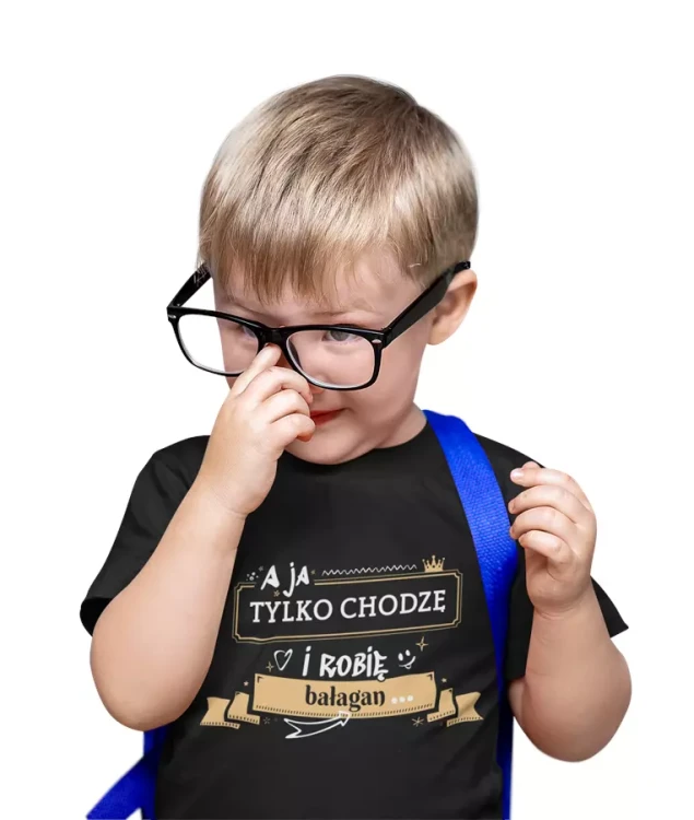 ZESTAW dla Mamy i Dziecka na Dzień Matki z napisem A ja tylko chodzę i po wszystkich sprzątam ORAZ A ja tylko chodzę i robię bałagan kolor czarny (8).webp