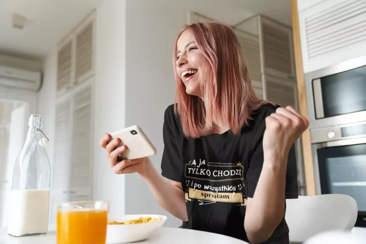 ZESTAW dla Mamy i Dziecka na Dzień Matki z napisem A ja tylko chodzę i po wszystkich sprzątam ORAZ A ja tylko chodzę i robię bałagan kolor czarny (9).webp