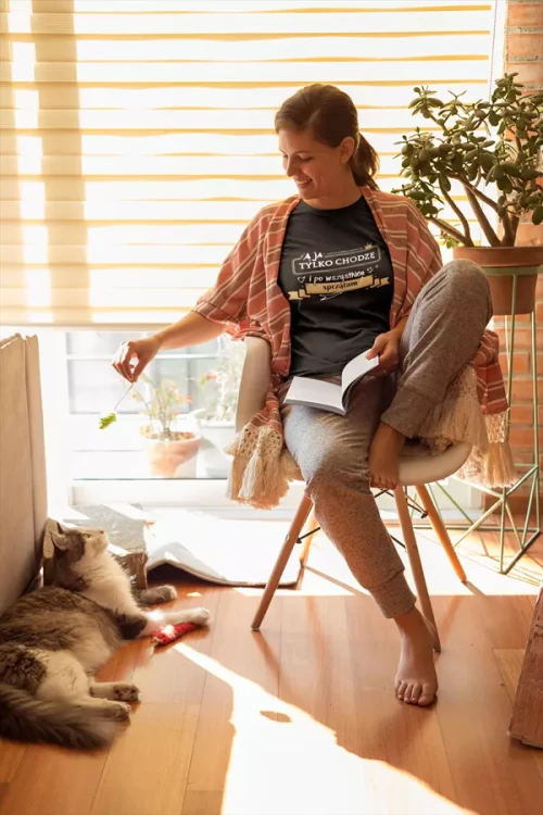 ZESTAW dla Mamy i Dziecka na Dzień Matki z napisem A ja tylko chodzę i po wszystkich sprzątam ORAZ A ja tylko chodzę i robię bałagan kolor czarny (13).webp