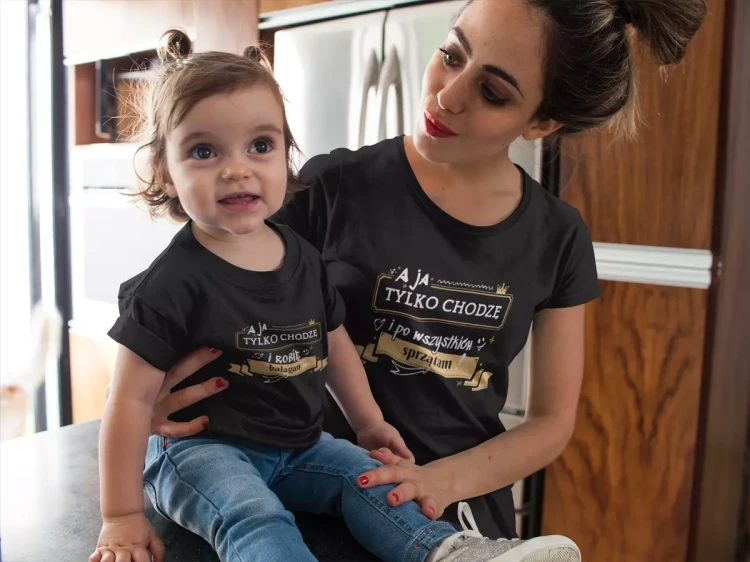 ZESTAW dla Mamy i Dziecka na Dzień Matki z napisem A ja tylko chodzę i po wszystkich sprzątam ORAZ A ja tylko chodzę i robię bałagan kolor czarny (1).webp
