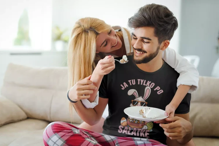 KOSZULKA ZABAWNA NA WIELKANOC KAŻDĄ OKAZJE Z NAPISEM JA TU TYLKO PO SAŁATKĘ (7).webp