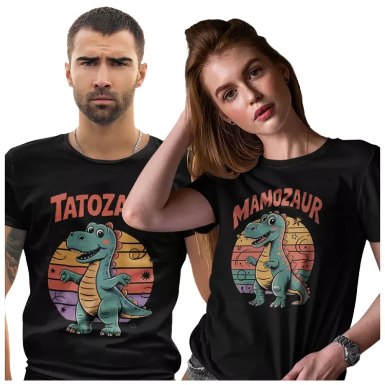ZESTAW KOSZULEK dla Mamy i Taty na Dzień Ojca i Matki z napisem Mamozaur i Tatozaur kolor czarne (2).webp