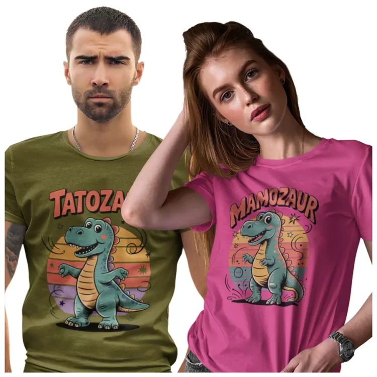 ZESTAW KOSZULEK dla Mamy i Taty na Dzień Ojca i Matki z napisem Mamozaur i Tatozaur kolor różowy i khaki (2).webp
