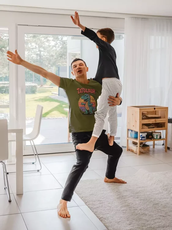 ZESTAW KOSZULEK dla Mamy i Taty na Dzień Ojca i Matki z napisem Mamozaur i Tatozaur kolor różowy i khaki (15).webp