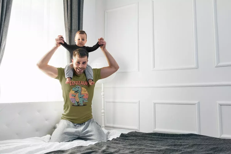 ZESTAW KOSZULEK dla Mamy i Taty na Dzień Ojca i Matki z napisem Mamozaur i Tatozaur kolor różowy i khaki (1).webp