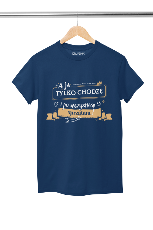 KOSZULKA dla Mamy na Dzień Matki z napisem A ja tylko chodzę i po wszystkich sprzątam KOLOR GRANATOWY (7).png