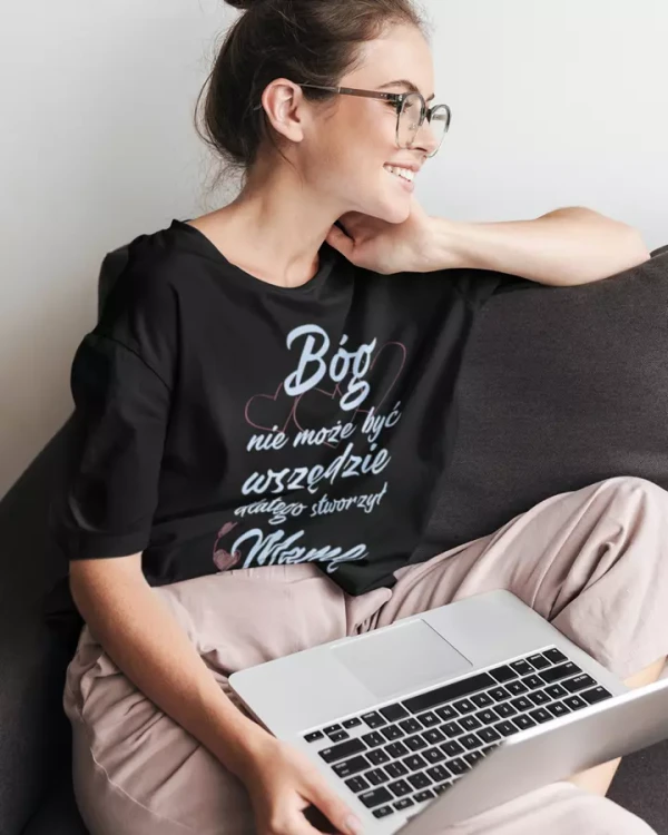 KOSZULKA dla Mamy Z KOLOROWYM NADRUKIEM na Dzień Matki Bóg nie może być wszędzie, dlatego stworzył Mamę (4).webp