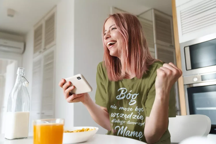 KOSZULKA dla Mamy Z KOLOROWYM NADRUKIEM na Dzień Matki Bóg nie może być wszędzie, dlatego stworzył Mamę kolor khaki (5).webp