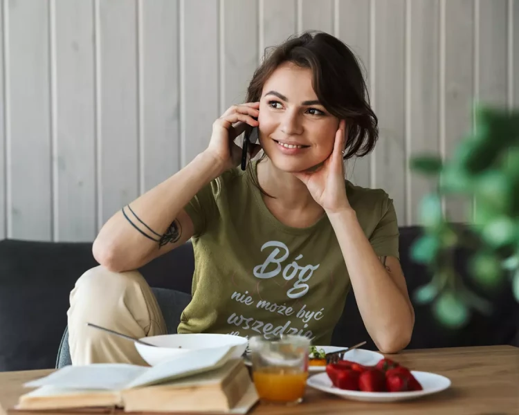 KOSZULKA dla Mamy Z KOLOROWYM NADRUKIEM na Dzień Matki Bóg nie może być wszędzie, dlatego stworzył Mamę kolor khaki (6).webp