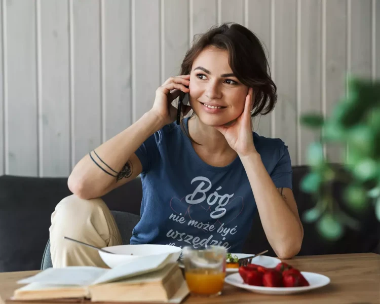 KOSZULKA dla Mamy Z KOLOROWYM NADRUKIEM na Dzień Matki Bóg nie może być wszędzie, dlatego stworzył Mamę kolor granatowy (6).webp
