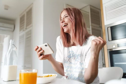 KOSZULKA dla Mamy Z KOLOROWYM NADRUKIEM na Dzień Matki Bóg nie może być wszędzie, dlatego stworzył Mamę kolor biały (5).webp