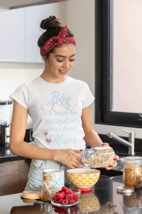 KOSZULKA dla Mamy Z KOLOROWYM NADRUKIEM na Dzień Matki Bóg nie może być wszędzie, dlatego stworzył Mamę kolor biały (7).webp