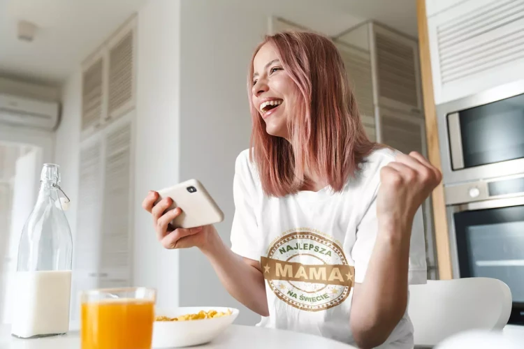 KOSZULKA dla Mamy Z KOLOROWYM NADRUKIEM na Dzień Matki WSPANIAŁA  INTELIGENTNA  ZABAWNA  OPIEKUŃCZA Najlepsza Mama na świecie kolor biały (7).webp