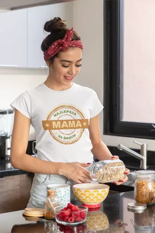 KOSZULKA dla Mamy Z KOLOROWYM NADRUKIEM na Dzień Matki WSPANIAŁA  INTELIGENTNA  ZABAWNA  OPIEKUŃCZA Najlepsza Mama na świecie kolor biały (1).webp