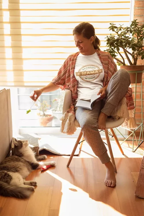 KOSZULKA dla Mamy Z KOLOROWYM NADRUKIEM na Dzień Matki WSPANIAŁA  INTELIGENTNA  ZABAWNA  OPIEKUŃCZA Najlepsza Mama na świecie kolor biały (2).webp