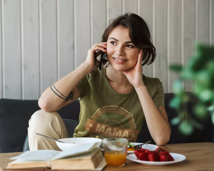 KOSZULKA dla Mamy Z KOLOROWYM NADRUKIEM na Dzień Matki WSPANIAŁA  INTELIGENTNA  ZABAWNA  OPIEKUŃCZA Najlepsza Mama na świecie kolor khaki (6).webp
