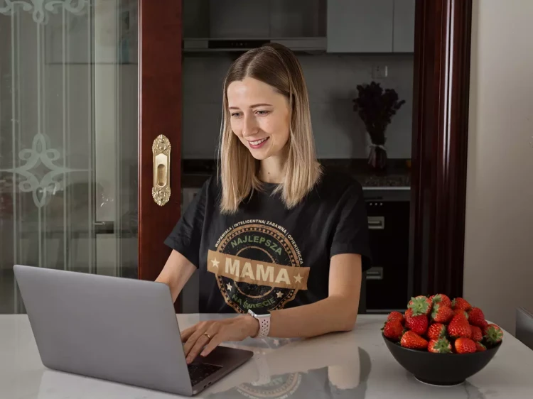 KOSZULKA dla Mamy Z KOLOROWYM NADRUKIEM na Dzień Matki WSPANIAŁA  INTELIGENTNA  ZABAWNA  OPIEKUŃCZA Najlepsza Mama na świecie kolor czarny (2).webp