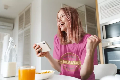 KOSZULKA dla Mamy Z KOLOROWYM NADRUKIEM na Dzień Matki WSPANIAŁA  INTELIGENTNA  ZABAWNA  OPIEKUŃCZA Najlepsza Mama na świecie kolor różowy (5).webp