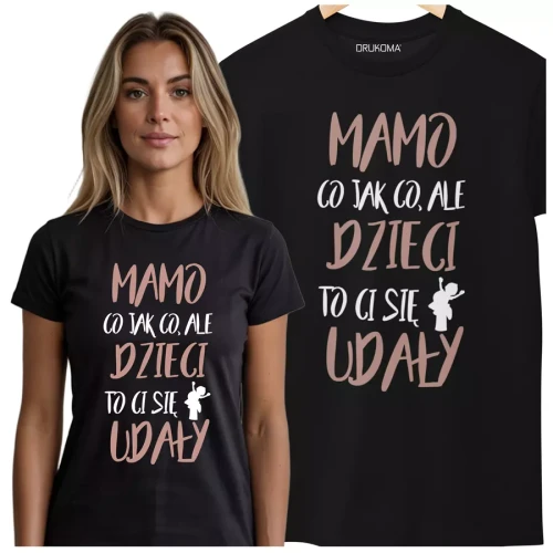 KOSZULKA dla Mamy Z KOLOROWYM NADRUKIEM na Dzień Matki Mamo co jak co, ale dzieci to ci się udały kolor czarny (2).webp