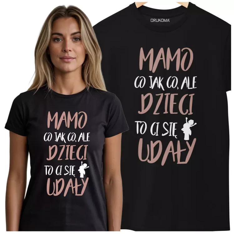 KOSZULKA dla Mamy Z KOLOROWYM NADRUKIEM na Dzień Matki Mamo co jak co, ale dzieci to ci się udały kolor czarny (2).webp