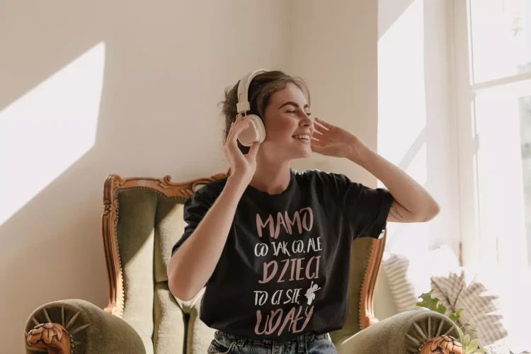 KOSZULKA dla Mamy Z KOLOROWYM NADRUKIEM na Dzień Matki Mamo co jak co, ale dzieci to ci się udały kolor czarny (4).webp