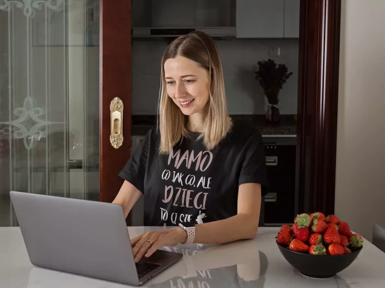 KOSZULKA dla Mamy Z KOLOROWYM NADRUKIEM na Dzień Matki Mamo co jak co, ale dzieci to ci się udały kolor czarny (1).webp