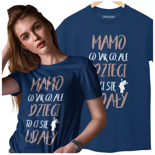 KOSZULKA dla Mamy Z KOLOROWYM NADRUKIEM na Dzień Matki Mamo co jak co, ale dzieci to ci się udały kolor granatowy  (2).webp