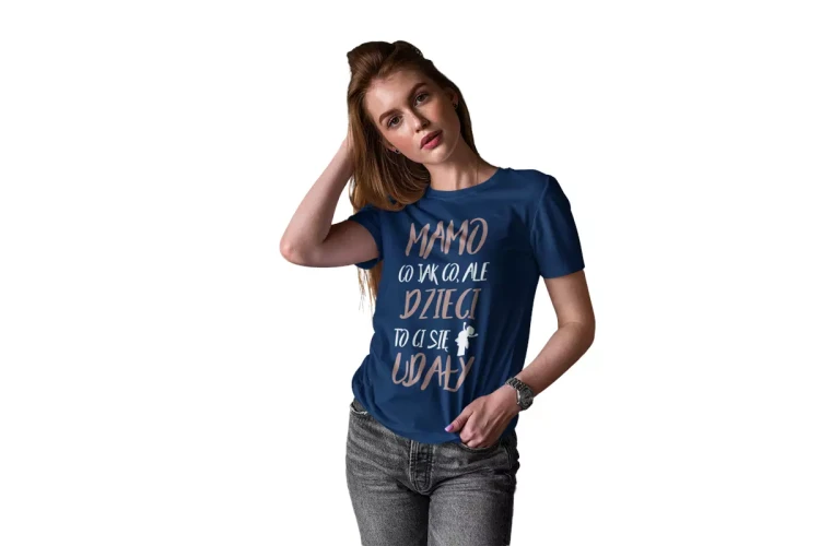 KOSZULKA dla Mamy Z KOLOROWYM NADRUKIEM na Dzień Matki Mamo co jak co, ale dzieci to ci się udały kolor granatowy  (4).webp