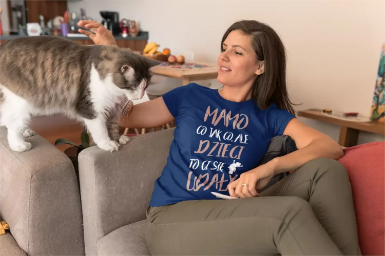 KOSZULKA dla Mamy Z KOLOROWYM NADRUKIEM na Dzień Matki Mamo co jak co, ale dzieci to ci się udały kolor granatowy  (1).webp